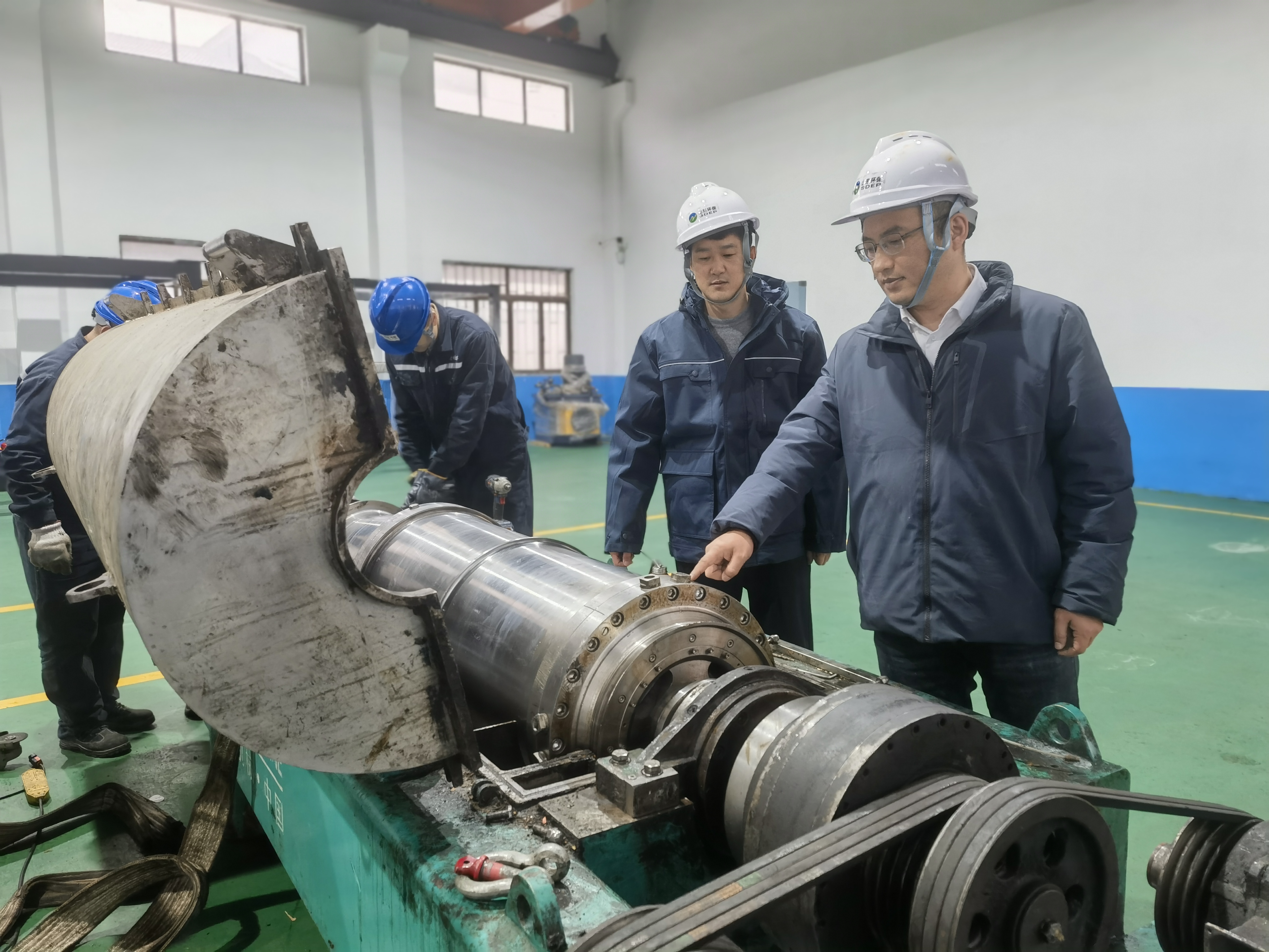 楊乾罡正在三相離心機維修車間查看設備維修情況.jpg